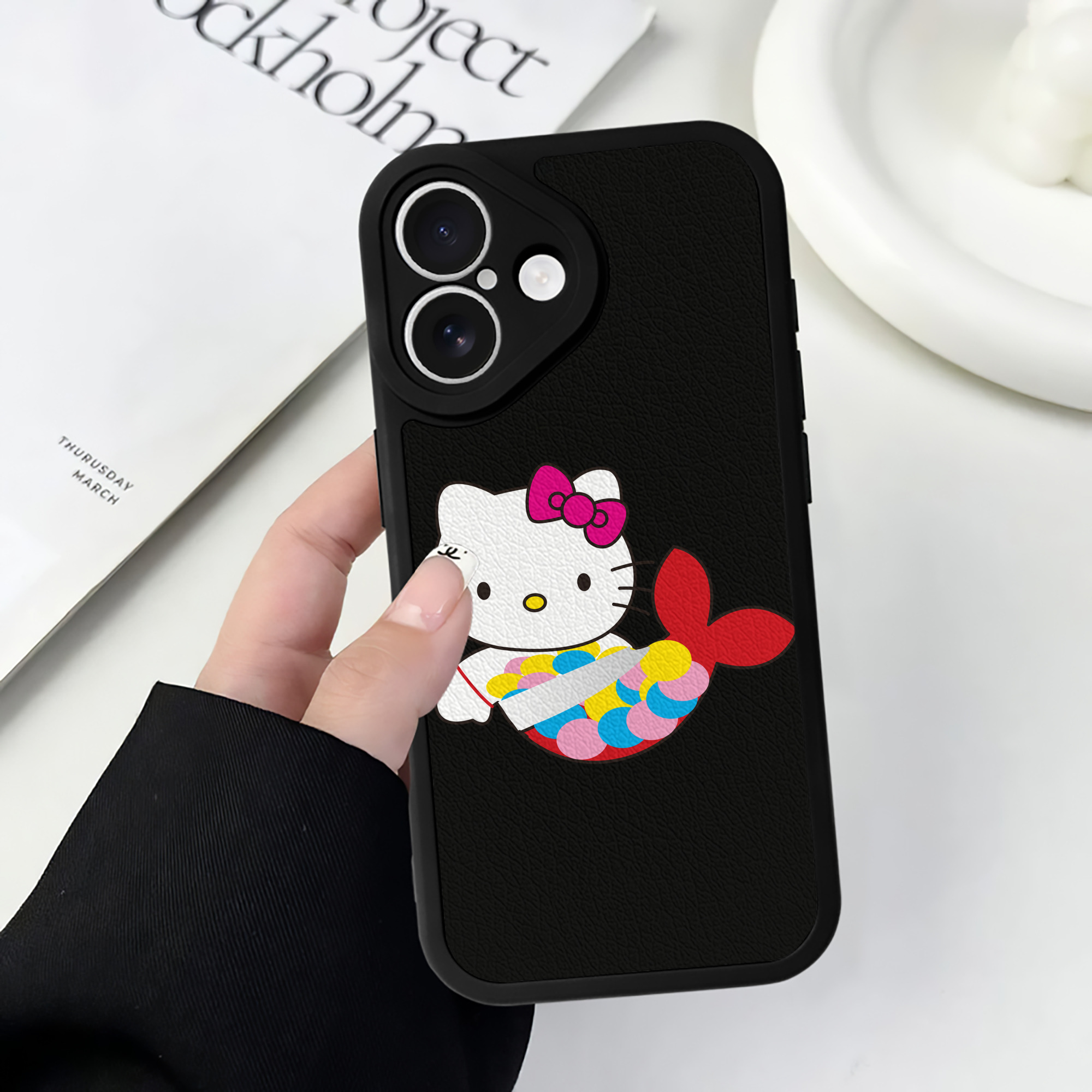 （画像用） Hello Kitty ハローキティ 【iPhone 16シリーズ対応】シリコンスマホケース（レザー調） 材質：シリコン